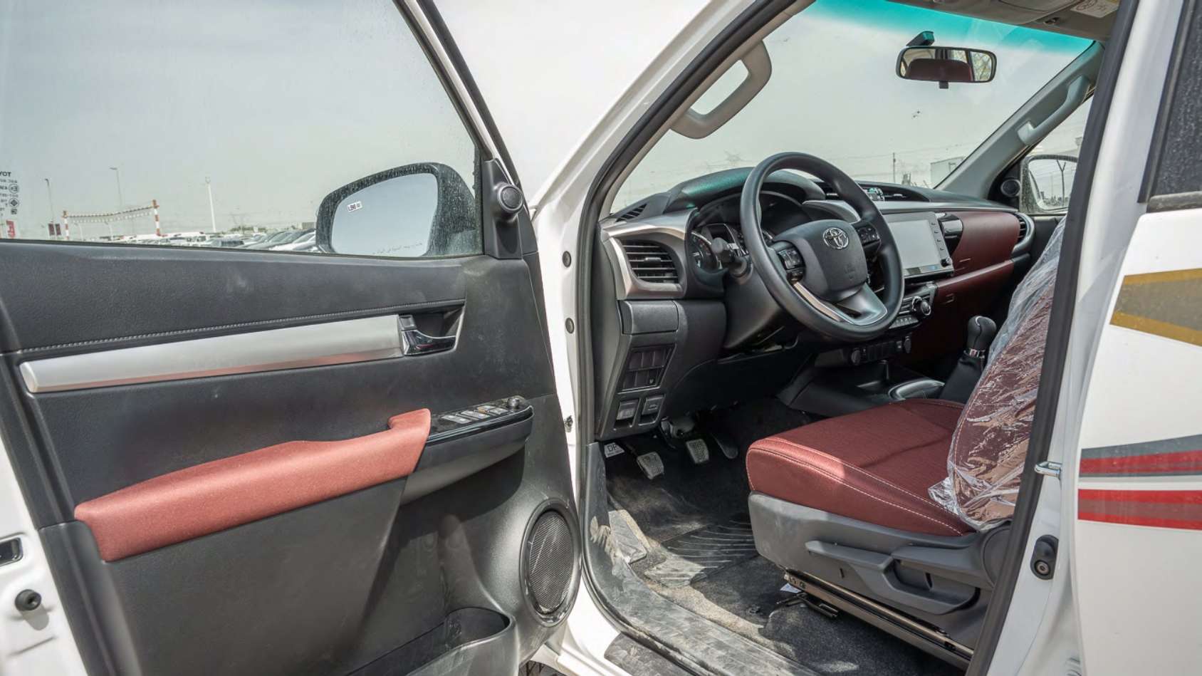 
								Hilux Pickup SR5 2.7L Manual Poush Start 2026 GCC Specs Brand New For Export full									