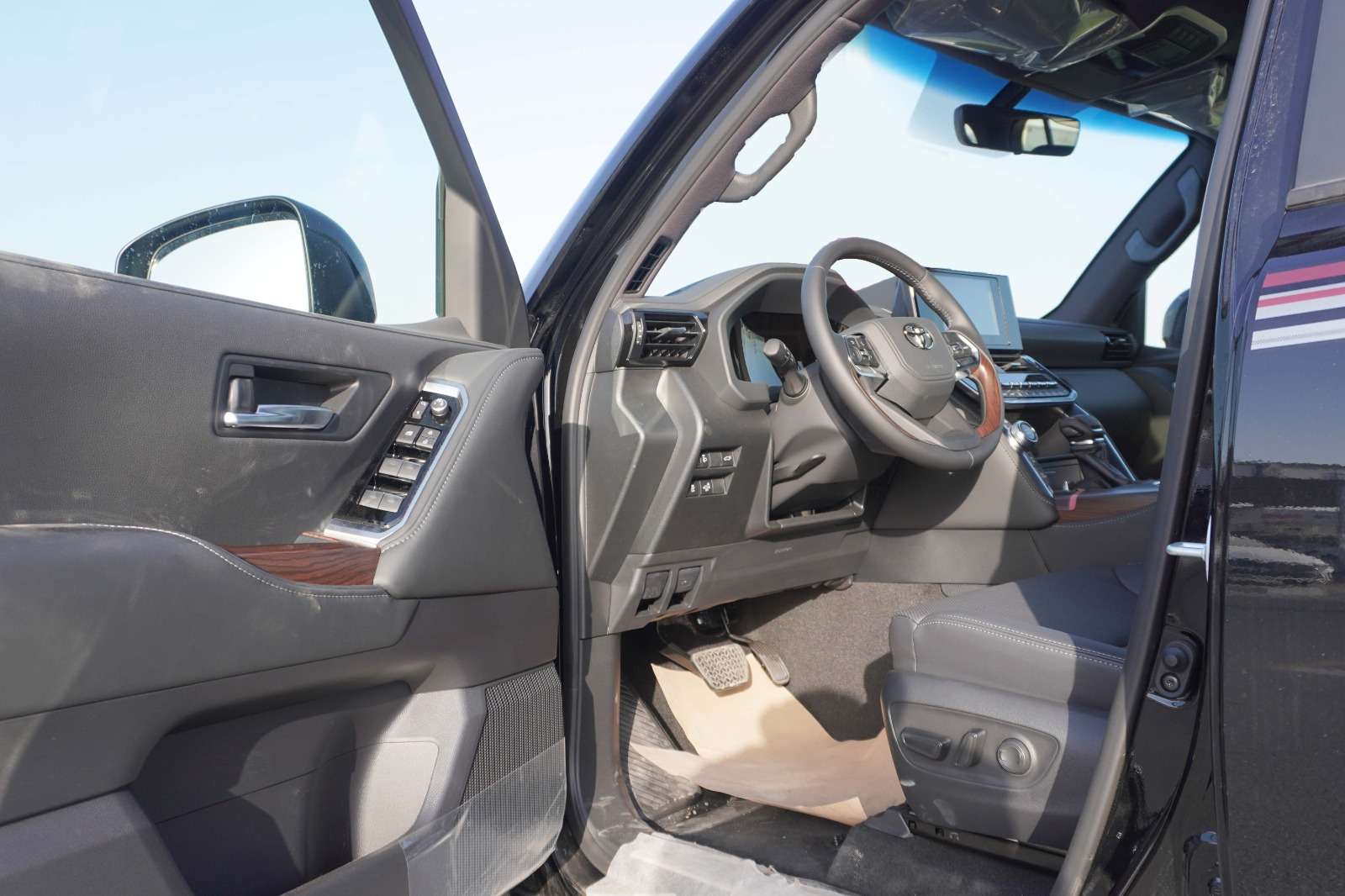 
								LC300 GXR 3.5L Twin Turbo 2026 GCC Specs No Radar No JBL full									