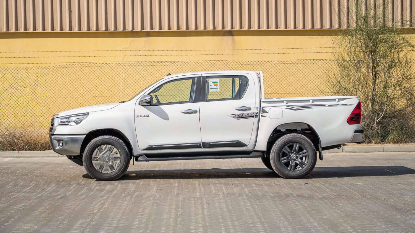 
								Toyota Hilux SR5 2.7L Pickup 4WD Manual 2026 GCC Specs For Export full									