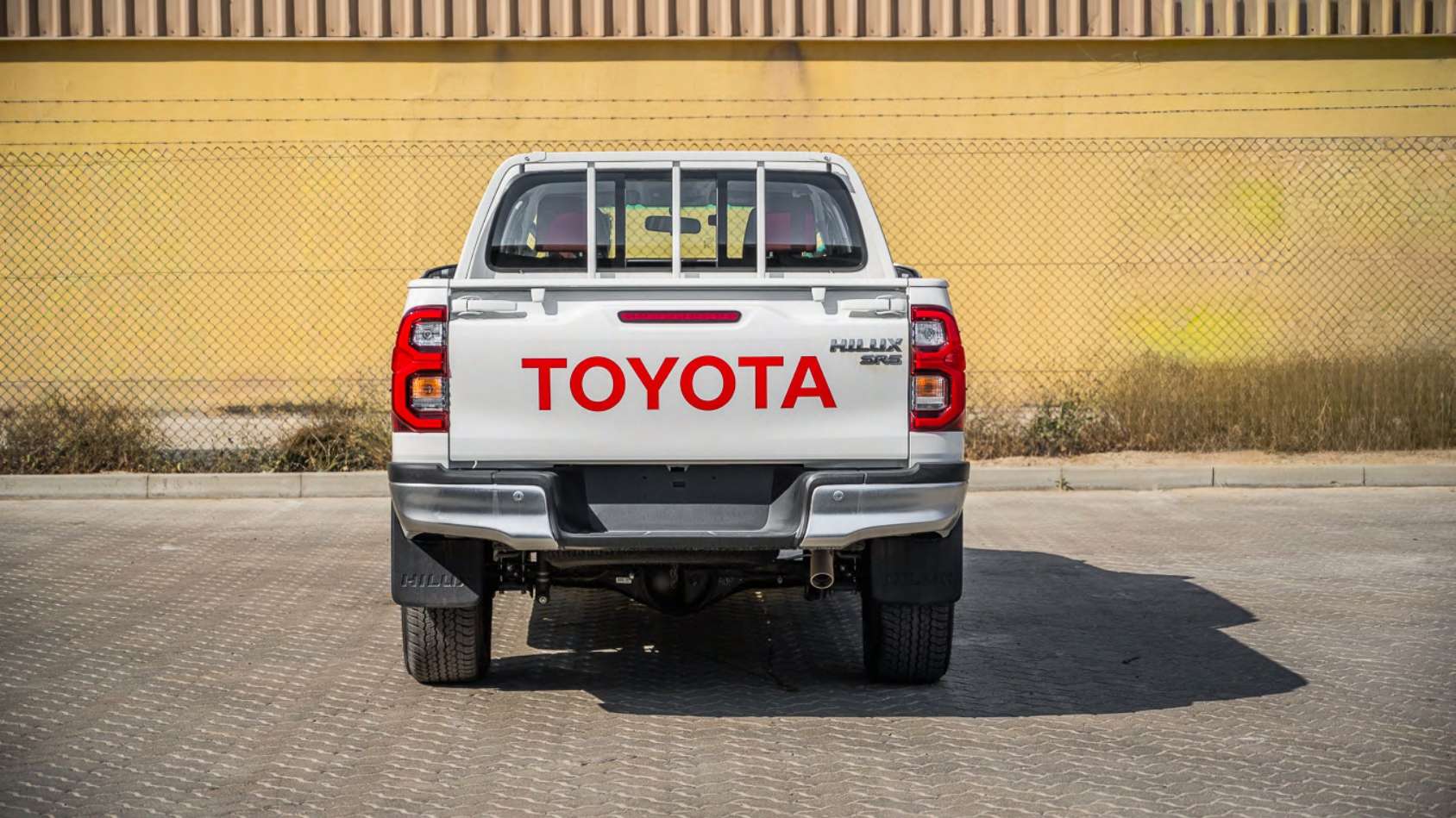 
								Toyota Hilux SR5 2.7L Pickup 4WD Manual 2026 GCC Specs For Export full									