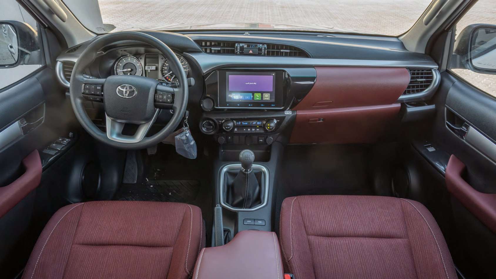 
								Toyota Hilux SR5 2.7L Pickup 4WD Manual 2026 GCC Specs For Export full									