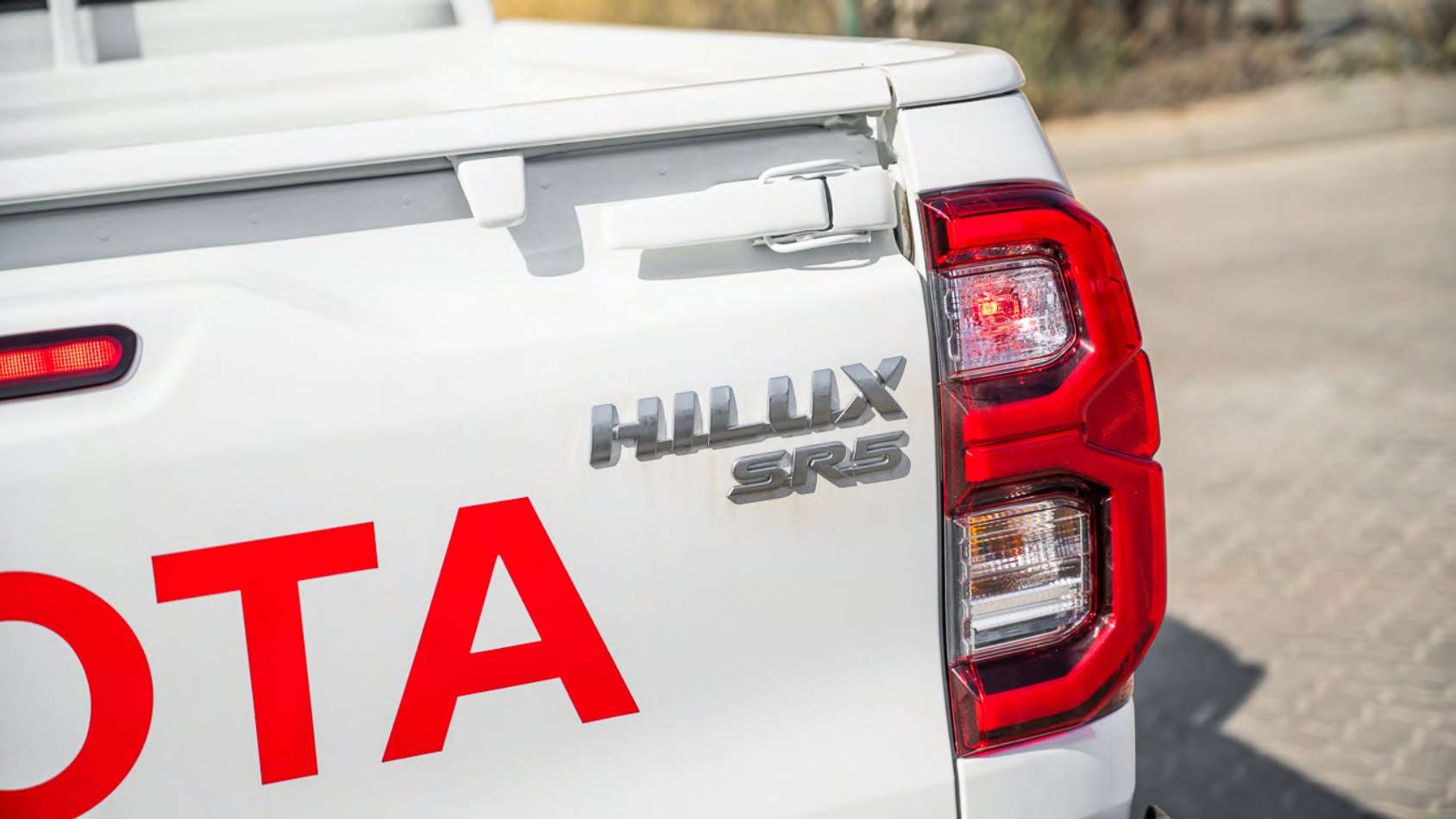 
								Toyota Hilux SR5 2.7L Pickup 4WD Manual 2026 GCC Specs For Export full									